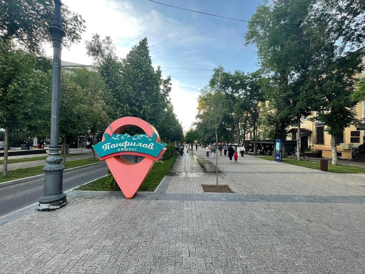 Nadezhda Apartment On Nauryzbay Batyra 37/1 Алма Ата Екстериор снимка